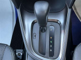 操作しやすいATシフトです♪シフトチェンジを気にしなくていいので運転だけに集中できますね!自然と手に届くところにある、手になじむ形状のシフトノブがいいですね♪