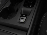 軽いタッチの電気式サイドブレーキとオートサイドブレーキが装備されます。