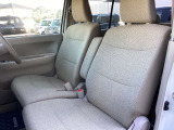 フロントシートはベンチシートで広々としています。運転席と助手席にシートヒーターが付いています。