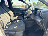 前席は座面と背もたれにゆとりがあり、落ち着いて座れる空間です。運転席まわりの視界も広く、乗り降りの際にも室内の清潔感や使い勝手をご確認いただけます。