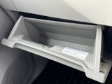 グローブボックスです!上下にスペースがあり、車検証や小物を収納可能です