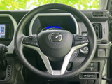 手元には複数のスイッチが備わり、運転姿勢を保ちながら必要な機能にアクセスしやすい配置です。握りやすい形状で、日々の運転を支える使い勝手に配慮されています。