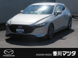 ハッチバックモデルの「マツダ3」が入荷しました。純正エアロパーツがとても魅力的な一台となっております。