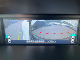 【フロント&サイドカメラ】ドライバーから見にくい死角部分を映像で確認できる前方と左側面にカメラを装着。見通しがきかない場所や住宅密集地などを運転することが多い人におすすめの安心装備です。