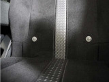 ◆ISOFIX◆シートベルトいらずでチャイルドシートと固定金具を連結するだけでガッチリ固定できます。