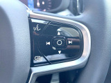 【ステアリングスイッチ】運転中、前方から目線をそらさずにオーディオ等の操作ができるよう、適切に配置されたスイッチ類。安心&快適なドライブを演出してくれる便利な機能です。