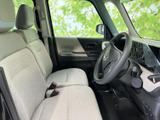 明るい色合いのシートが広がり、運転席まわりまで見渡しやすい室内です。座面と背もたれにゆとりが感じられ、乗り降りの際も視界が開けた印象でお迎えします。
