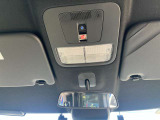 運転席と助手席の間の天井(フロントマップランプ周辺)には、「SOS」と書かれた赤いボタン(緊急通報ボタン)が配置されており、ホンダのオペレーターに接続され、警察や救急への取次を依頼できます。