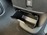 運転席と助手席の間に収納BOXを確保