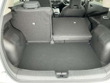 分割式リヤシートを倒しますとさらに荷物が積めます☆