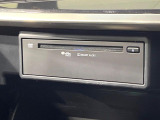 【CD/DVDデッキ】オプションのCD/DVDデッキを搭載。ディスプレイオーディオでエンタメをお楽しみいただけます。
