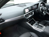 視線の先に自然と情報が集まり必要な操作へスムーズに手が届くBMWならではのコックピット。洗練されたデザインと上質な素材が調和し乗り込んだ瞬間からドライバーの走る歓びを日常に感じる空間です。