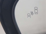 隣車線を走る車両をレーダーで検知し、ドアミラーでは確認しにくい後側方エリアに存在する車両に加え、急接近してくる車両も検知します。車両を検知するとドアミラーに搭載されたLEDインジケーターが点灯します。