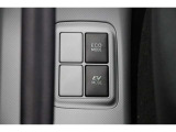 【EVモード】 電気モーターのみを使って走行するモードです。深夜の住宅街、屋内駐車場でエンジン騒音や排気ガスを気にすることなく走行できます。