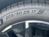タイヤサイズは205/50R17
