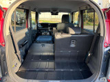 フロントシートを後方いっぱいに倒せばフルフラットになり、車内でゆっくり休めます。また、リヤシートを倒せば長尺物も積載できます。