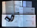 各取り扱い説明書、整備手帳、スマートキー2本つきです。