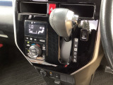 【アクセサリーソケット(電源ソケット)】電源からケーブルをつなげば、スマートフォンなどの電子機器の充電などを行うことができます!ゲーム機器や、カメラの充電にも便利ですね。