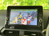 停車中にテレビ番組を視聴でき、休憩時間や待ち合わせの合間にも活用できます。画面の表示が見やすく、停車時の車内で過ごす時間をより楽しくしてくれる装備です。