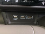 スマートフォンなどの充電に便利なUSBジャックです。