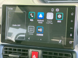 ホーム画面に通話やスマートフォン連携、設定などの項目が並び、必要な機能を見つけやすい構成です。画面上で選択でき、日常使いの情報確認にも役立ちます。