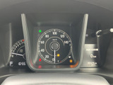 中央の速度表示をはじめ、必要な情報を運転席正面で確認しやすいメーター配置です。燃料残量や時計なども表示され、出発前や運転中に車両情報を把握しやすい見やすさが魅力です。