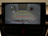 【後方確認用バックカメラ】シフトをリバースに入れると画面へ後方の視界を表示。目視しづらい後退時の障害物や距離感を把握でき、狭い駐車スペースへの車庫入れも落ち着いて行えます。