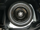 近年、パンク修理キット装着車が増えておりますが、タイヤ側面の損傷やタイヤがホイールから外れた場合はやっぱりスペアタイヤが安心です。