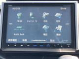 FM・AMやデジタルテレビ、音楽再生などの項目が画面に並び、目的のメニューを選びやすい構成です。地図や履歴、設定にもアクセスでき、日々の移動を便利にサポートします。