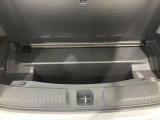 荷室には便利な床下収納もあります。