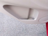 ドアポケットにはペットボトルなどを入れておけるスペースがございます^^