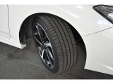 タイヤサイズは225/40R18です。