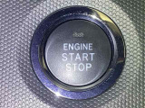 【ENGINE START/STOP】スマートキーをポケットやバッグに入れたままで、キーを差し込むことなくボタンを押すだけでエンジンが始動します。
