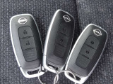 【インテリジェントキー】カバンやポケットに入れたままでもドアの施錠・解錠が可能なスマートキーを装備。エンジンのオン・オフ時もカギを取り出す必要が無いからとっても便利です♪