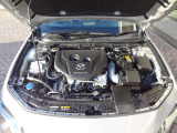 1.8Lクリーンディーゼルエンジンを搭載。エンジンルームの状態を確認できます。