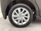 純正スチールホイールです。アルミホイールに比べ、強度があるのが頼もしい!車にぴったりなデザインのホイールカバー付です。