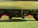 納車前にお車を持ち上げて入念に点検いたします。