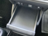 トレイは可動式で前に出てきます