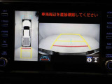 パノラミックビューモニターを装備。駐車場や交差点でクルマを真上から見るように周囲を確認できます。機能の詳細は販売店スタッフまでおたずねください。