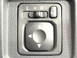 【電動格納ミラー】サイドミラーは電動格納式となっており、狭い駐車場でもキズがつくリスクを抑えられます。