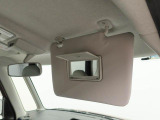 日よけはもちろん、身だしなみのチェックに便利なミラーと、有料道路の通行券などが収納できるホルダーを備えています。