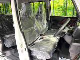 運転席まわりには十分なスペースがあり、大柄な方でもゆったり運転していただける環境です。