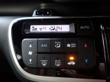 運転席からも手が届きやすく、操作しやすい空調コントロールパネル。オートエアコンなので操作の煩わしさが無くオールシーズン快適にドライブできます。快適空間で運転に集中できますね。