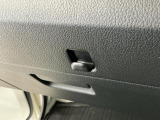 【フック】フックの用途は様々。手荷物のバッグや買い物袋、ビニール袋をぶら下げてゴミ箱にしても良いですね♪