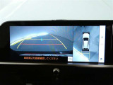 パノラミックビューモニター付きです。車両を上から見たような映像を画面に表示。運転席からの目視だけでは見にくい、車両周辺の状況をリアルタイムでしっかり確認できます。