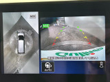 【全方位モニター】まるでクルマを真上から見下ろしたかのような視点で駐車をサポートします!クルマの斜め後ろや真横など、前後左右の4つのカメラの映像が合成されて、モニターに映し出されます。