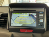 【バックカメラ】運転が苦手な方も車庫入れラクラクです!ギアをリバースに入れれば自動的に切り換わりますので、面倒な操作は不要です♪狭い駐車場もお車を傷つけず安心ですね!