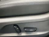 運転席は高級感あるパワーシート!女性の方でもスイッチひとつで簡単に調節できます!
