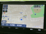 道路や周辺施設が見やすく表示され、現在地の確認や目的地までのルート設定に役立ちます。地図表示を使って行き先を検討でき、初めて訪れる場所への移動にも便利なナビ画面です。