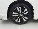 純正アルミホイールが車の雰囲気を引き立てますね!